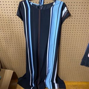 Sleeveless dress with tie in back